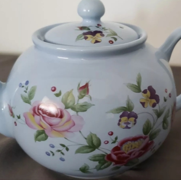 Royal Patrician beautiful Soft Blue floral teapot - Picture 4 of 5